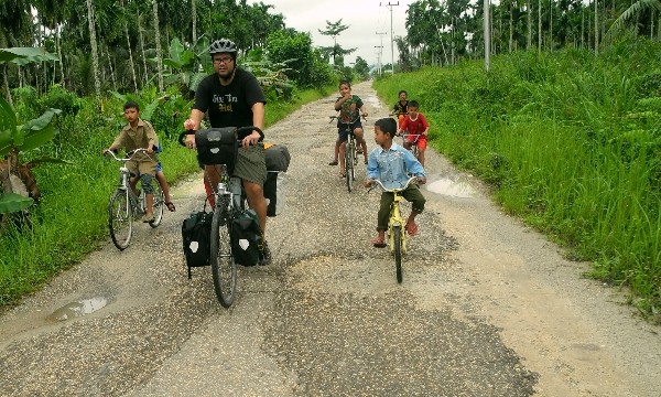 Mit dem Fahrrad durch Sumatra Teil 2: Barfuß durch Matsch und Ziegenmist