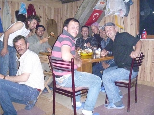 Ömers mountain refuge, having dinner with friends