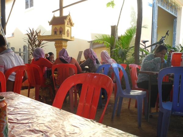 Ein Taoist und eine Katholikin zwischen Muslimen in einem Buddhistischen Café