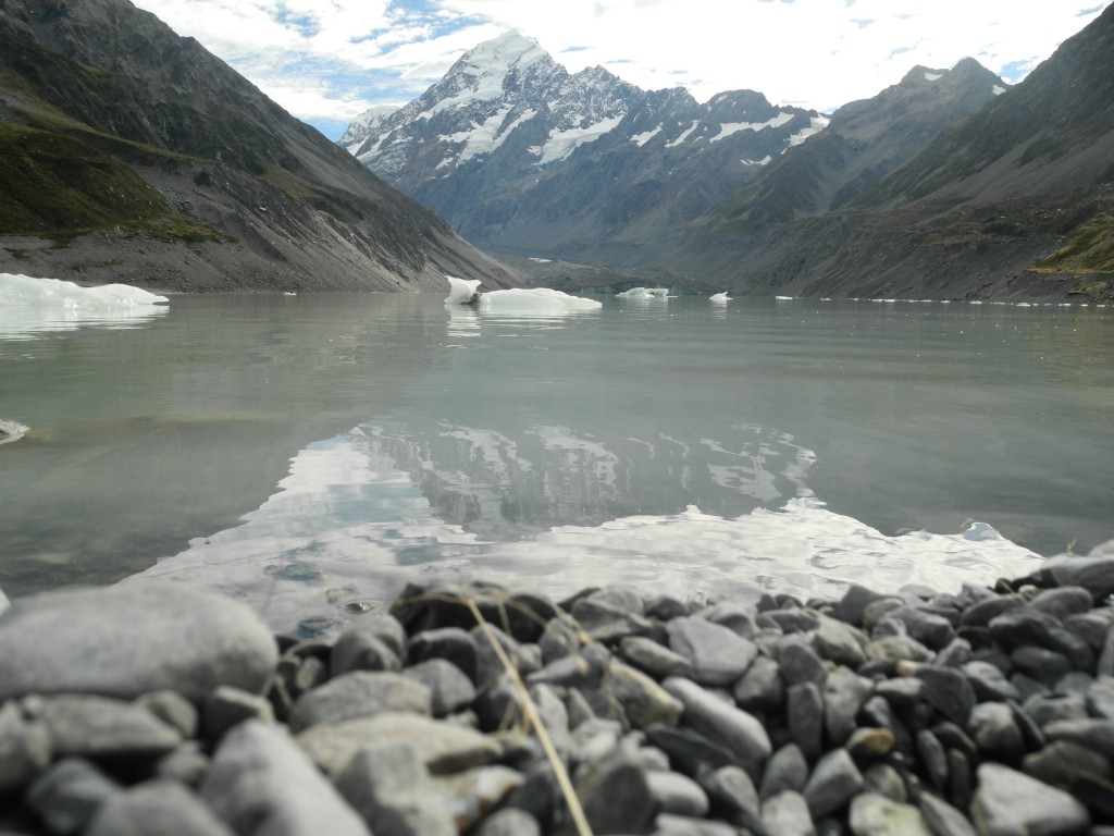Gletschersee mit kleinen Eisschollen